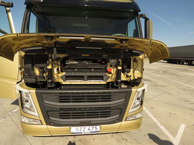 Abriendo la calandra frontal accedemos a los controles del Volvo FM.
